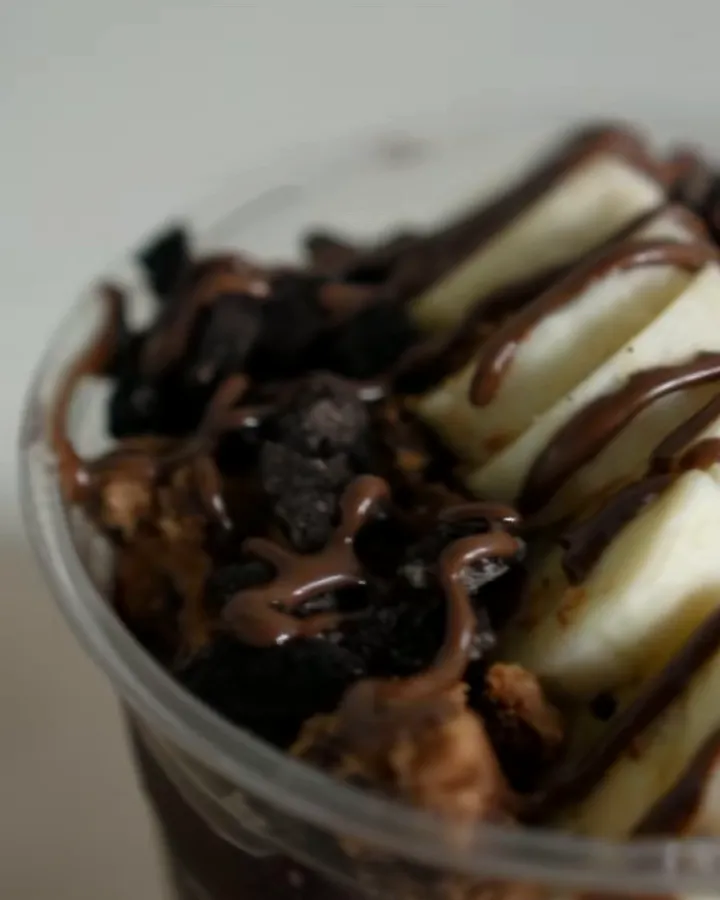 Sao Banana: Açaí mit Nutella, Bananenscheiben und Cookie-Krümeln, ganz nah